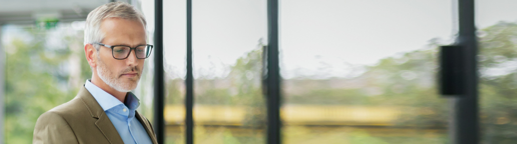 Gesch&auml;ftskunde telefoniert mit Telefonanlage