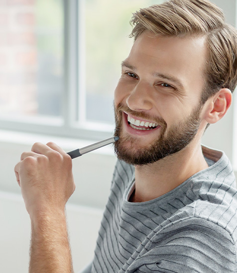 Junger Mann nutzt One Net Enterprise