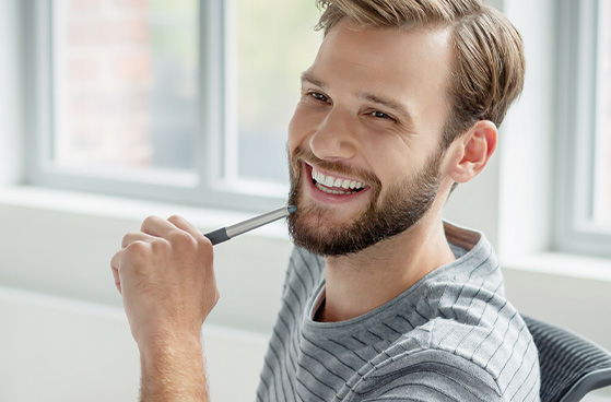 Junger Mann nutzt One Net Enterprise