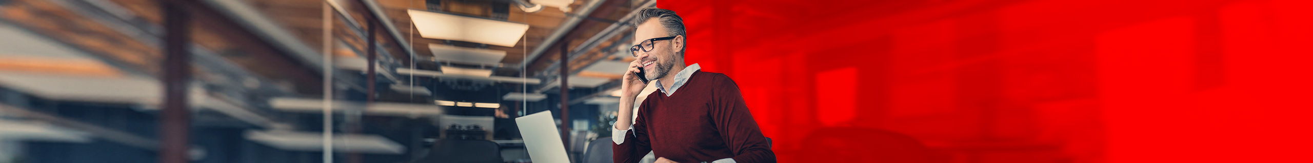 Mann nutzt One Net Manager