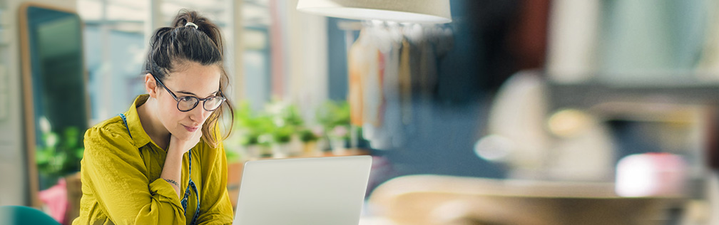 Junge Frau nutzt Online-Sessions