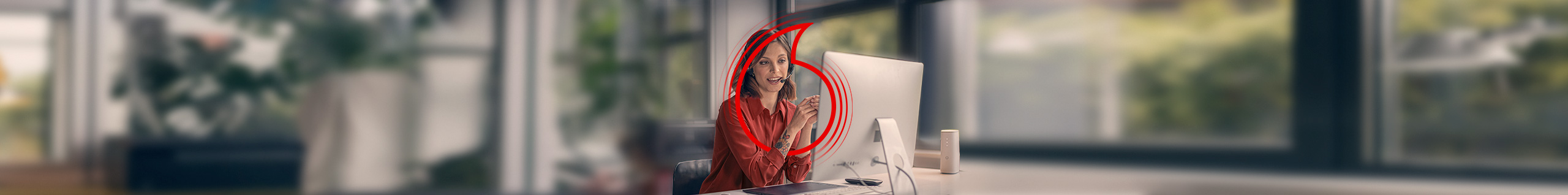 Frau schaut Online-Sessions im Homeoffice