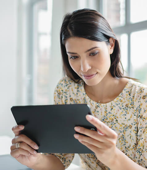 Eine junge Dame liest auf einem Tablet