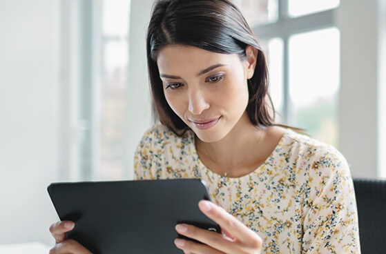 Eine junge Dame liest auf einem Tablet