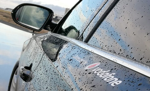 Vodafone-Aufkleber auf Auto