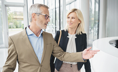 Herr und Dame im Gespr&auml;ch