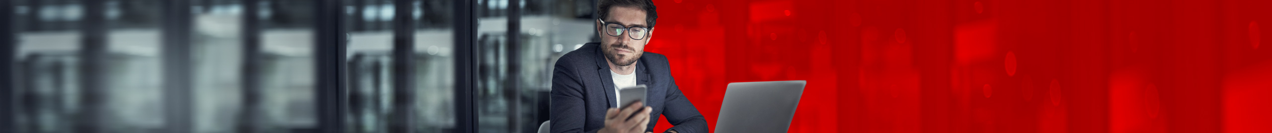 Mann nutzt elektronische Rechnungen 