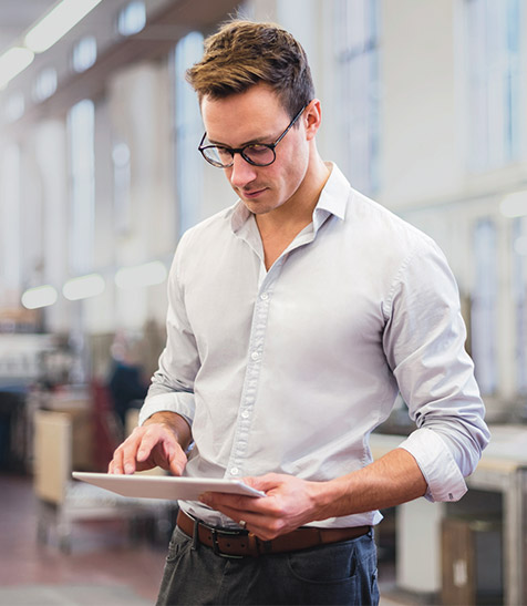 Mann nutzt Public Cloud-L&ouml;sungen am Tablet