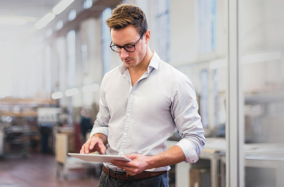 Mann nutzt Public Cloud-L&ouml;sungen am Tablet