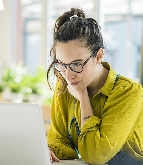 Frau nutzt Online-Sessions im Homeoffice
