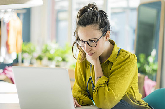 Frau nutzt Online-Sessions im Homeoffice