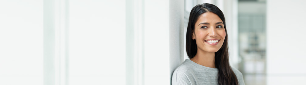 L&auml;chelnde Frau im Unternehmen. 