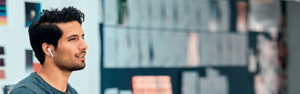 Junger Mann h&ouml;rt Podcast Digitale Vorreiter