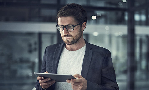 Junger Mann informiert sich &uuml;ber SD-WAN