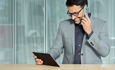 Business-Mann managt Ger&auml;te 