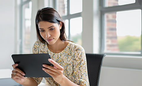 Frau h&auml;lt Tablet mit Vodafone Secure Net