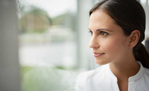 Frau denkt in ihrem Haus &uuml;ber Sicherheitsl&ouml;sungen nach