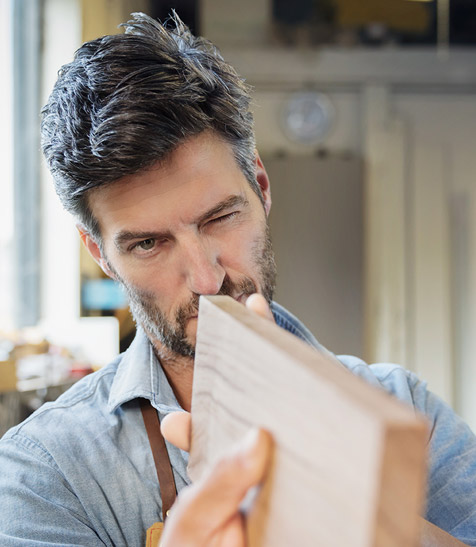 Selbst&auml;ndiger schaut &uuml;ber eine Holzlatte und m&ouml;chte seinen Red- oder Smart-Tarif verl&auml;ngern