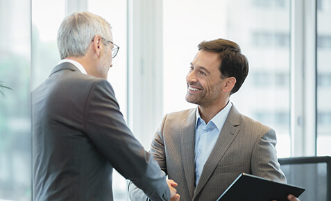 Zwei Gesch&auml;ftspartner beim Handshake