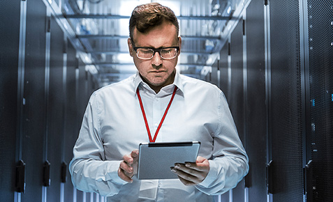 Gesch&auml;ftsmann &uuml;berpr&uuml;ft Auftr&auml;ge im Service Monitor