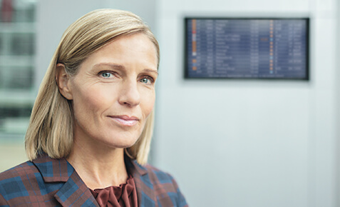 Blonde Dame mit sicherem Gesichtsausdruck