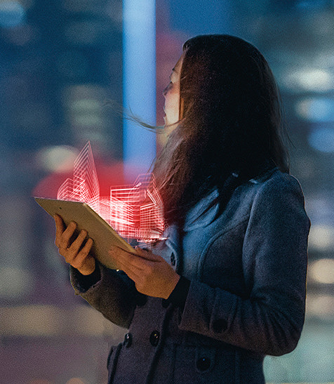 Frau in der Gro&szlig;stadt mit Tablet und Hologram. 