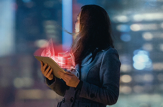 Frau in der Gro&szlig;stadt mit Tablet und Hologram. 