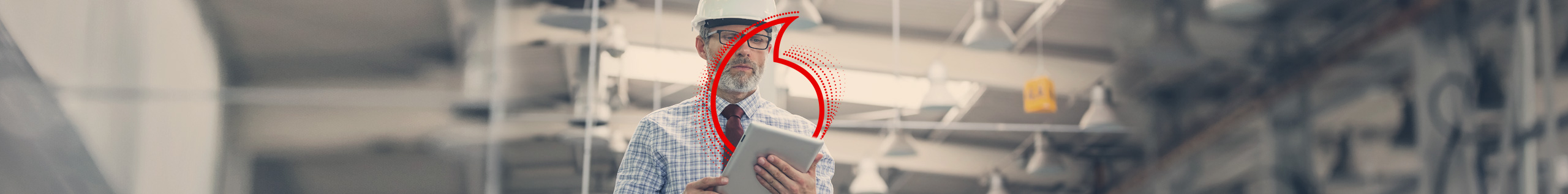 Frau in Smart Factory telefoniert