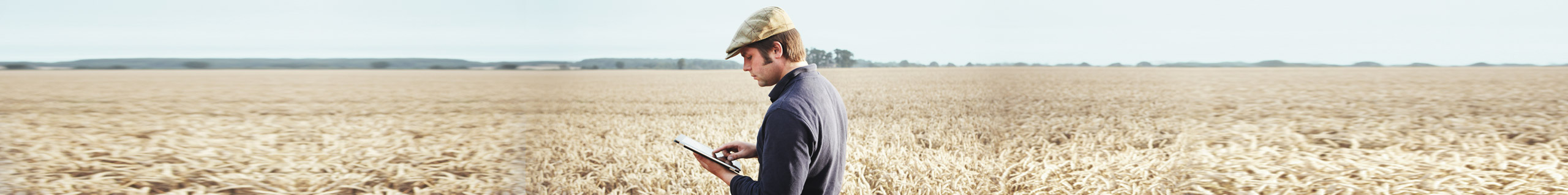 Junger Landwirt nutzt Smart Farming