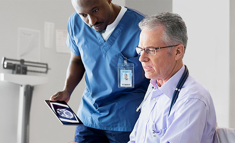 Arzt nutzt Smart Health-L&ouml;sung