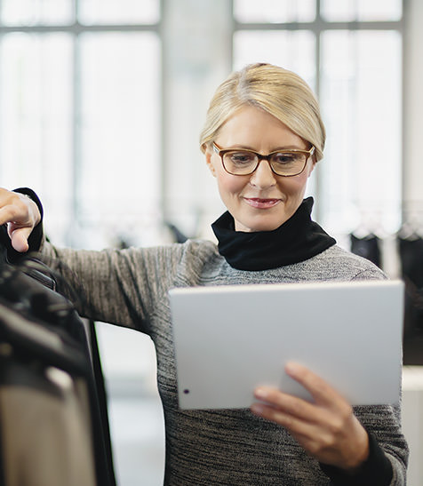 Frau schaut Online-Session auf Tablet