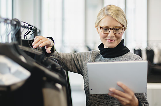 Frau schaut Online-Session auf Tablet