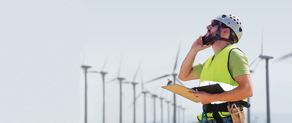 Bauleiter mit Handy am Ohr