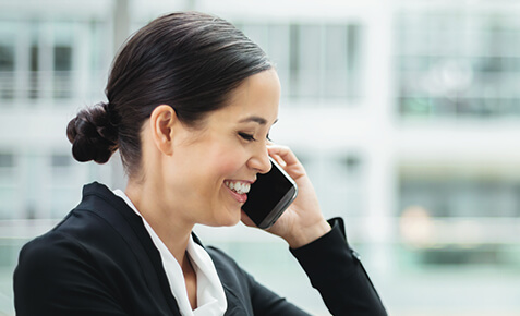 Gesch&auml;ftsmann surft mit seinem Tablet im Ausland.