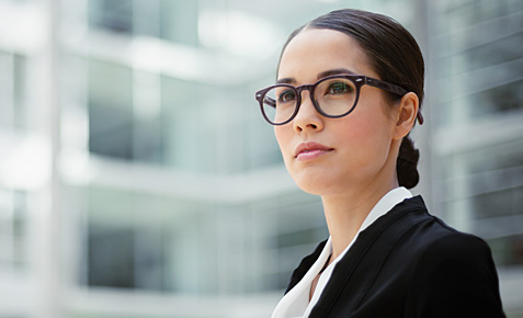 Gesch&auml;ftsfrau vor Office