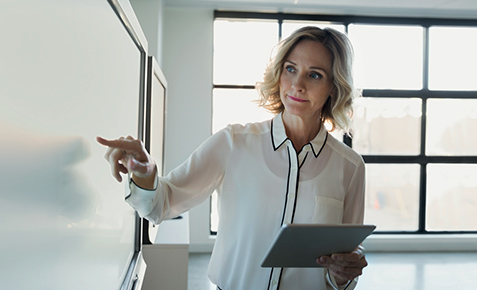 Business-Frau vor Whiteboard