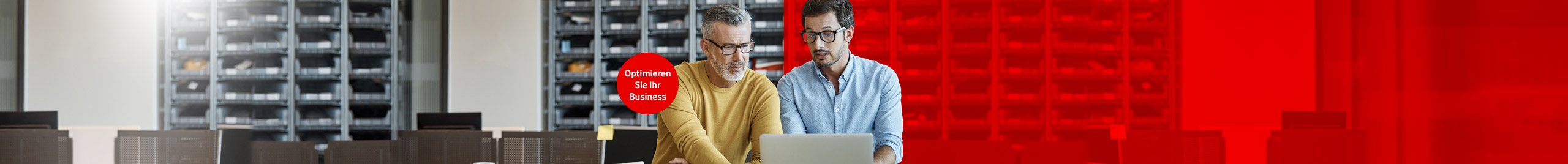 M&auml;nner schauen UCC Whitepaper auf Business-Notebook an