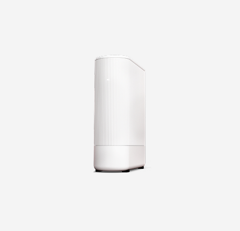 Produktfoto: Ultra Hub 7 Kabel. Aufrecht stehender Router, leicht nach links gedreht, in wei&szlig;.