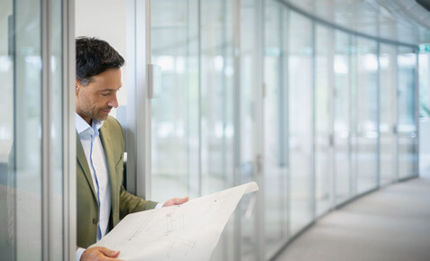 Business-Mann profitiert von den flexiblen Kommunikationsm&ouml;glichkeiten von Unified Communications.