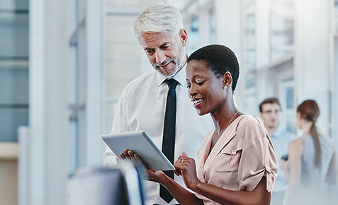 Kollegen lesen Whitepaper zu SD-WAN