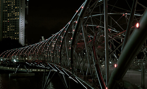 Futuristische Br&uuml;cke bei Nacht