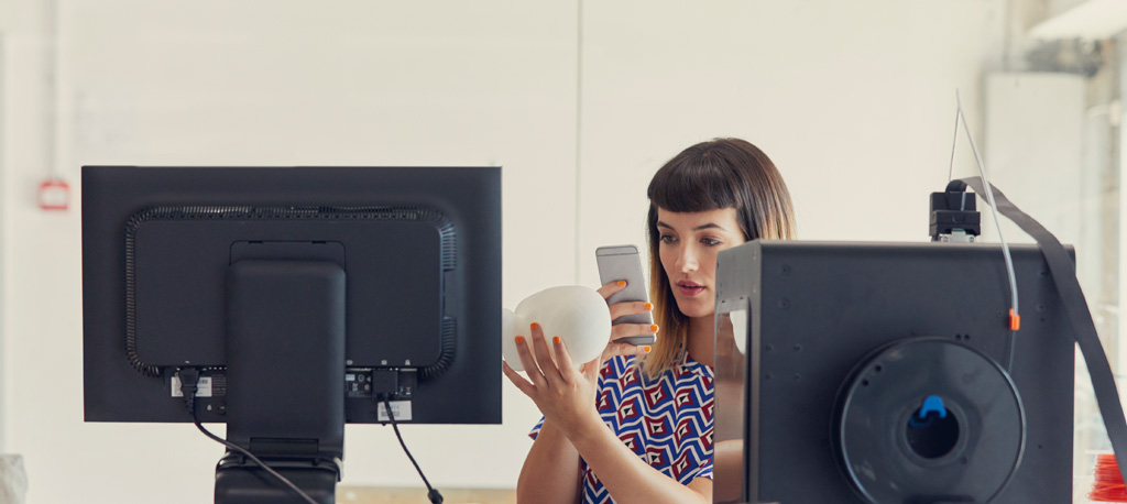 Frau nutzt Lookout auf Smartphone
