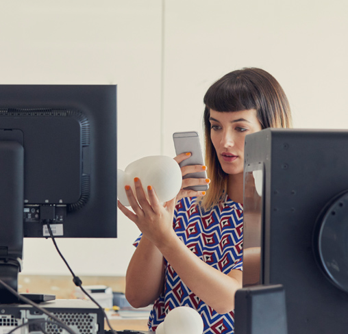 Frau nutzt Lookout auf Smartphone