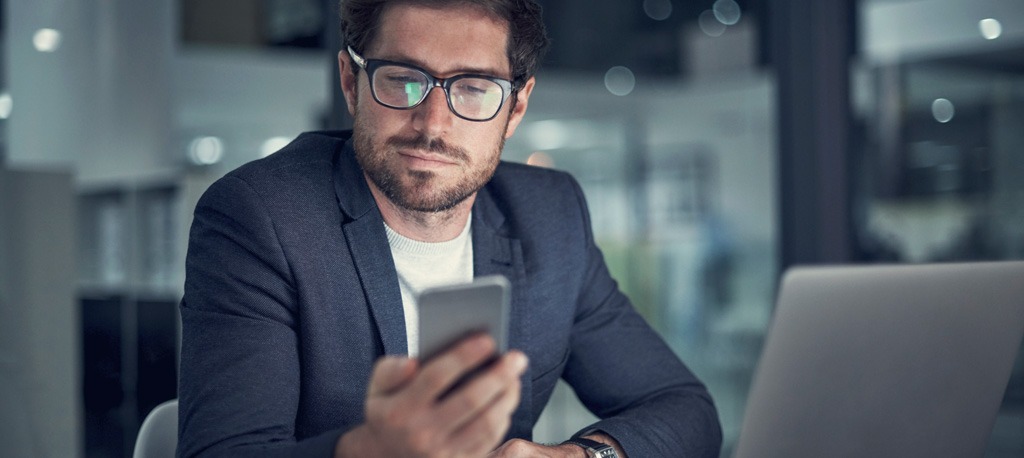 Mann nutzt Lookout auf Smartphone