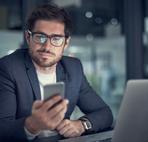 Mann nutzt Lookout auf Smartphone