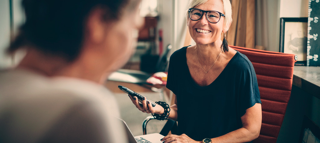 &Auml;ltere Frau nutzt Lookout auf dem Smartphone