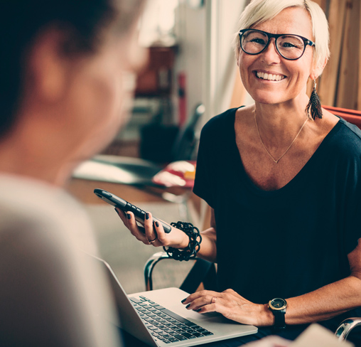 &Auml;ltere Frau nutzt Lookout auf dem Smartphone