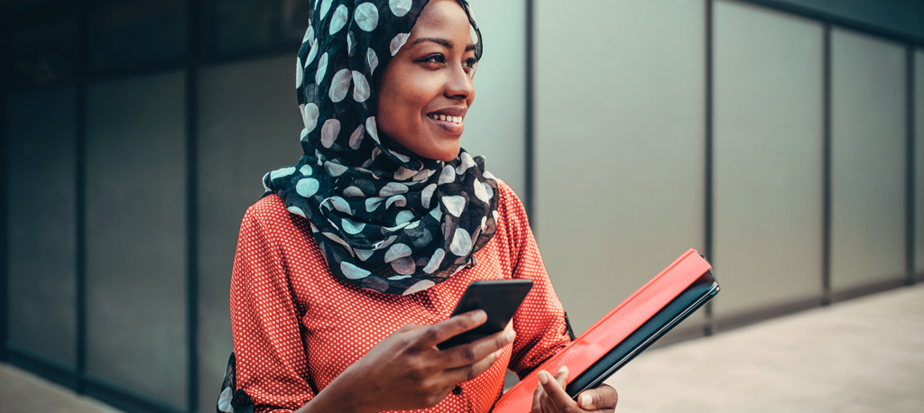 Junge Frau nutzt Lookout auf dem Smartphone