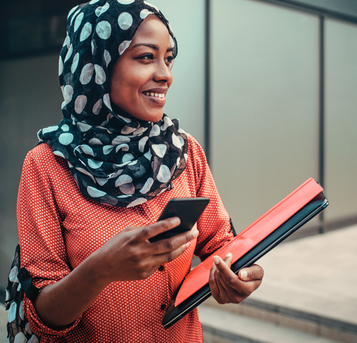 Junge Frau nutzt Lookout auf dem Smartphone