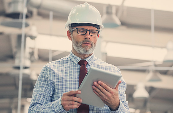 Gesch&auml;ftsmann nutzt Business Internet Pro Cable